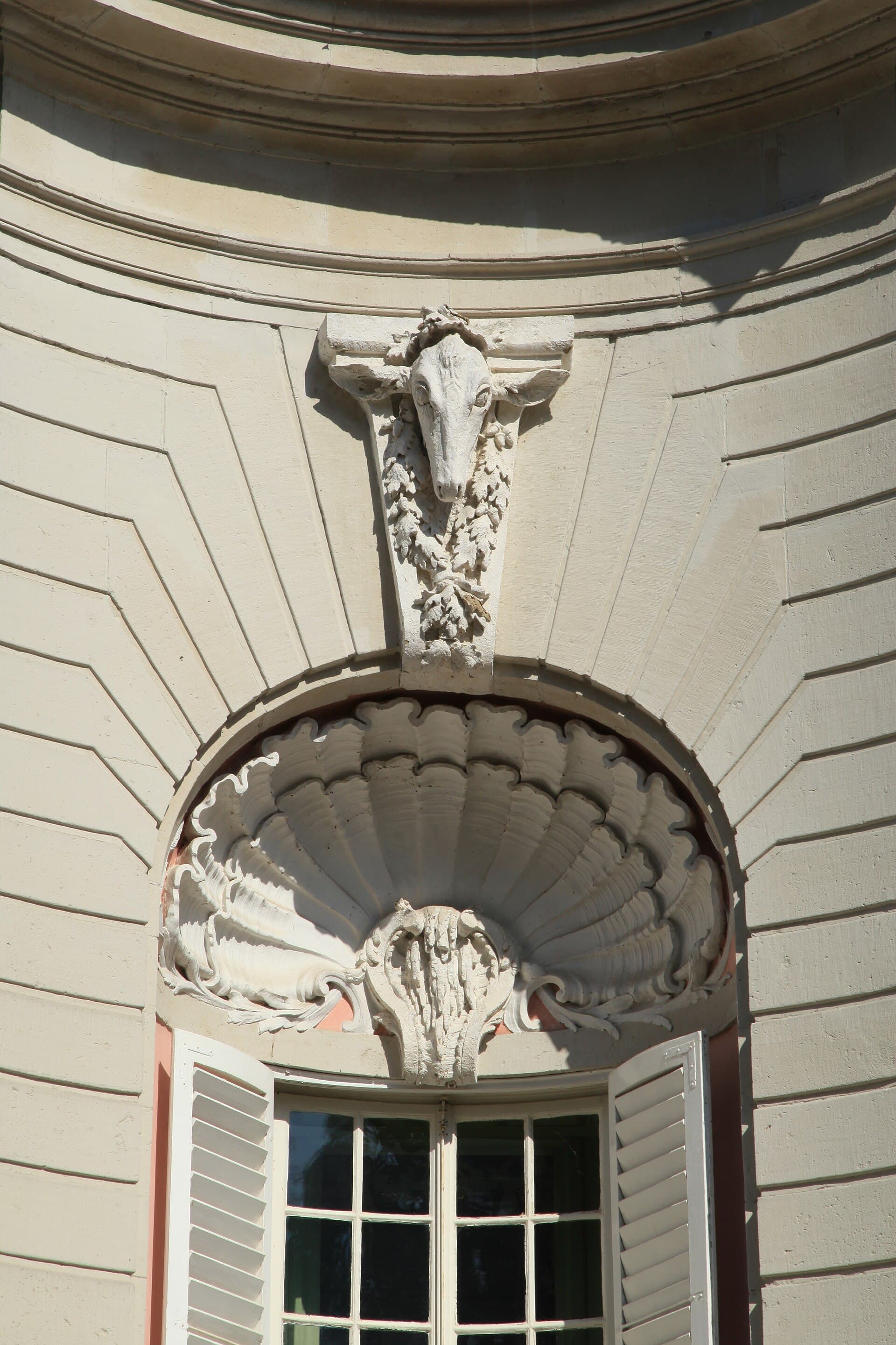 Muschelornament und Hirschkopf über einem Fenster des Corps de Logis von Schloss Benrath