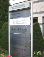 Hausschild des Akademie- und Beratungshauses mit dem Schriftzug von Heuser & Brandis