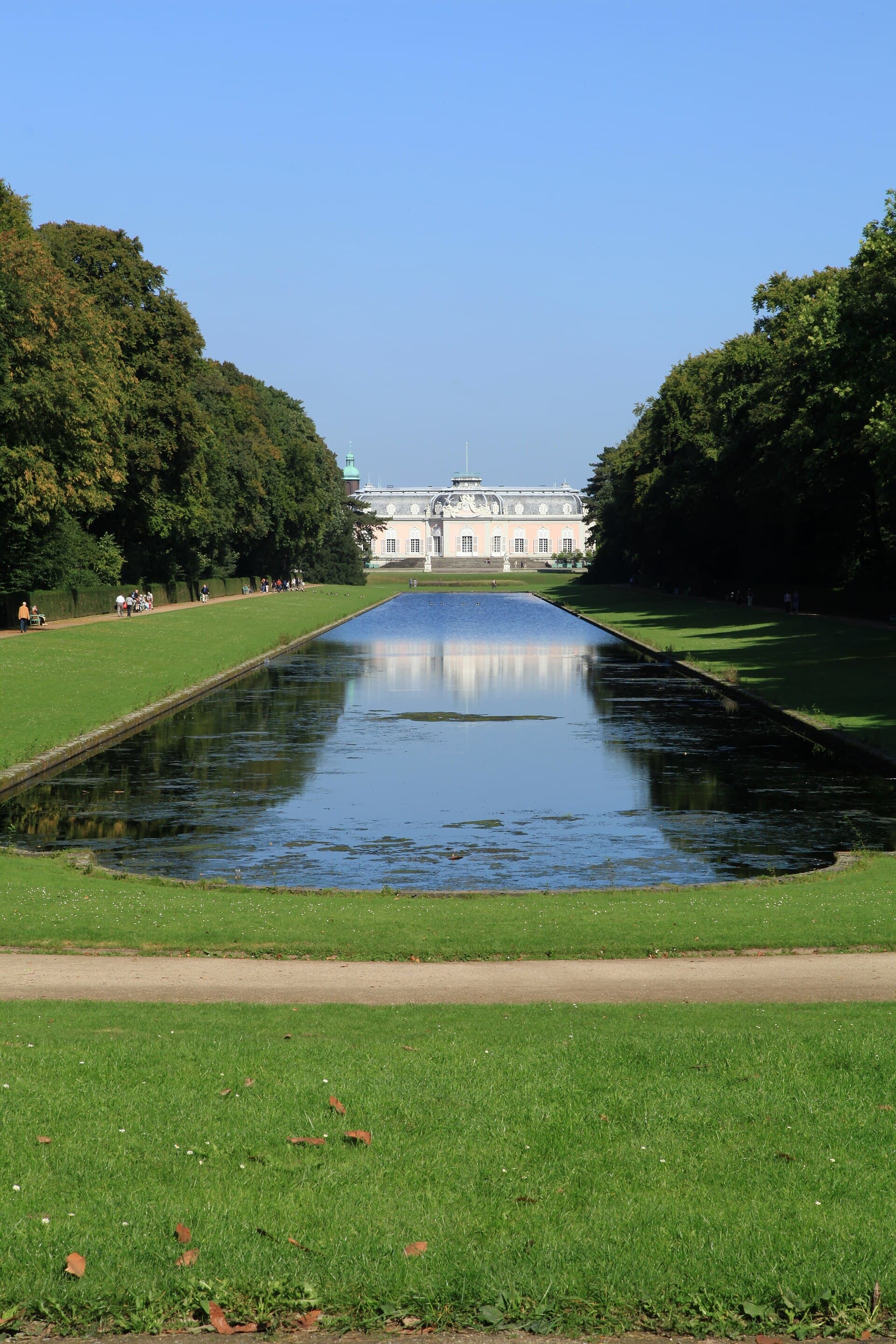 Blick über den Spiegelweiher im Schlosspark auf Schloss Benrath