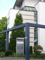 Eingang des Akademie- und Beratungshauses mit Hinweisschild