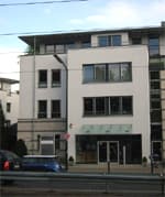 Das Akademie- und Beratungshaus an der Benrather Schloßallee 125 von der Straße aus